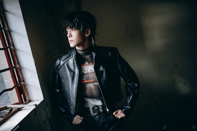 曾舜晞十二月的奇迹曾舜晞白发挑染黑皮衣拽感 曾舜晞十二月的奇迹，曾舜晞白发挑染黑