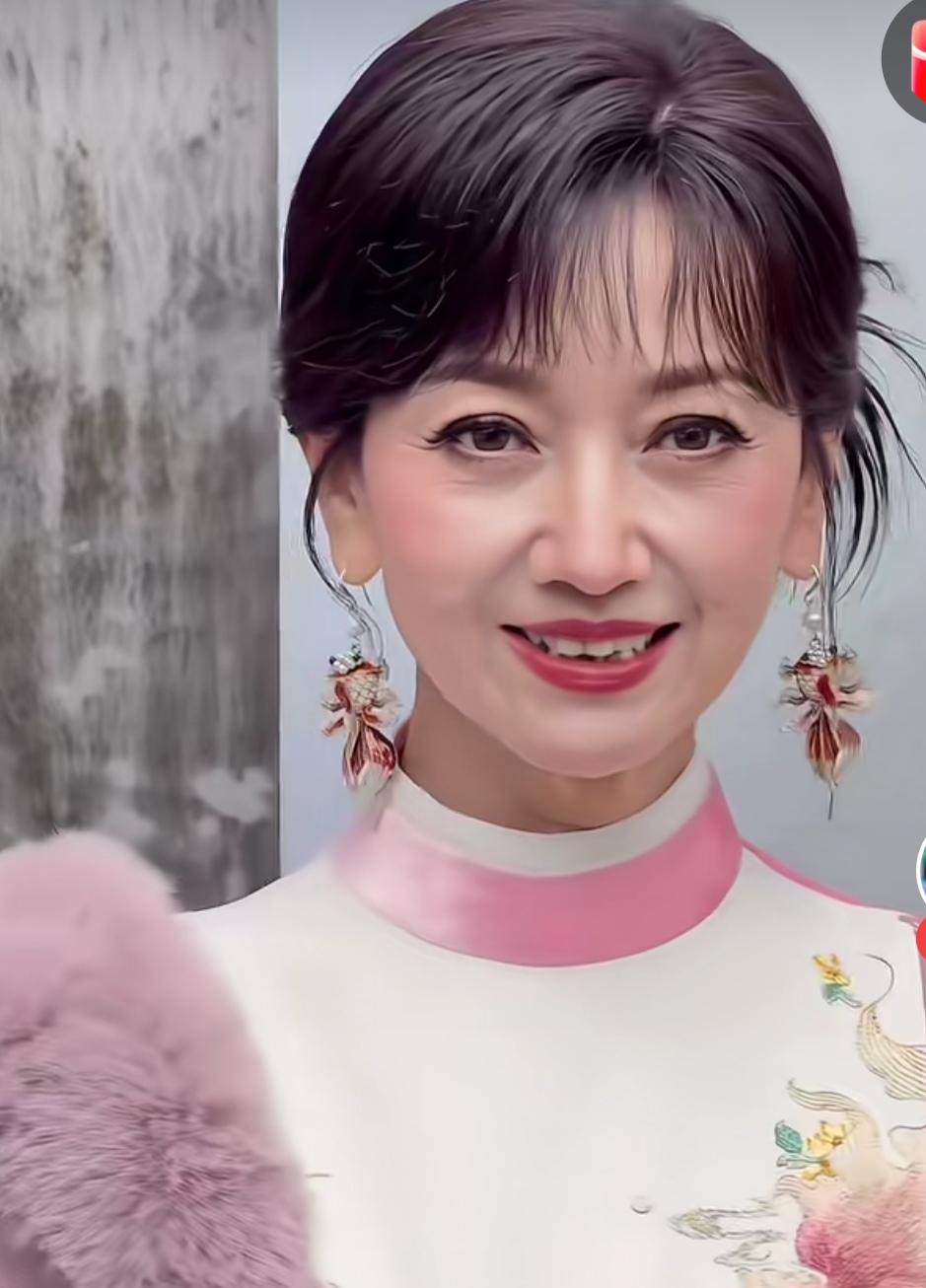 赵雅芝70多岁了，依然看到她很自信美丽。每次出席活动的时候她都是优雅大方地笑。