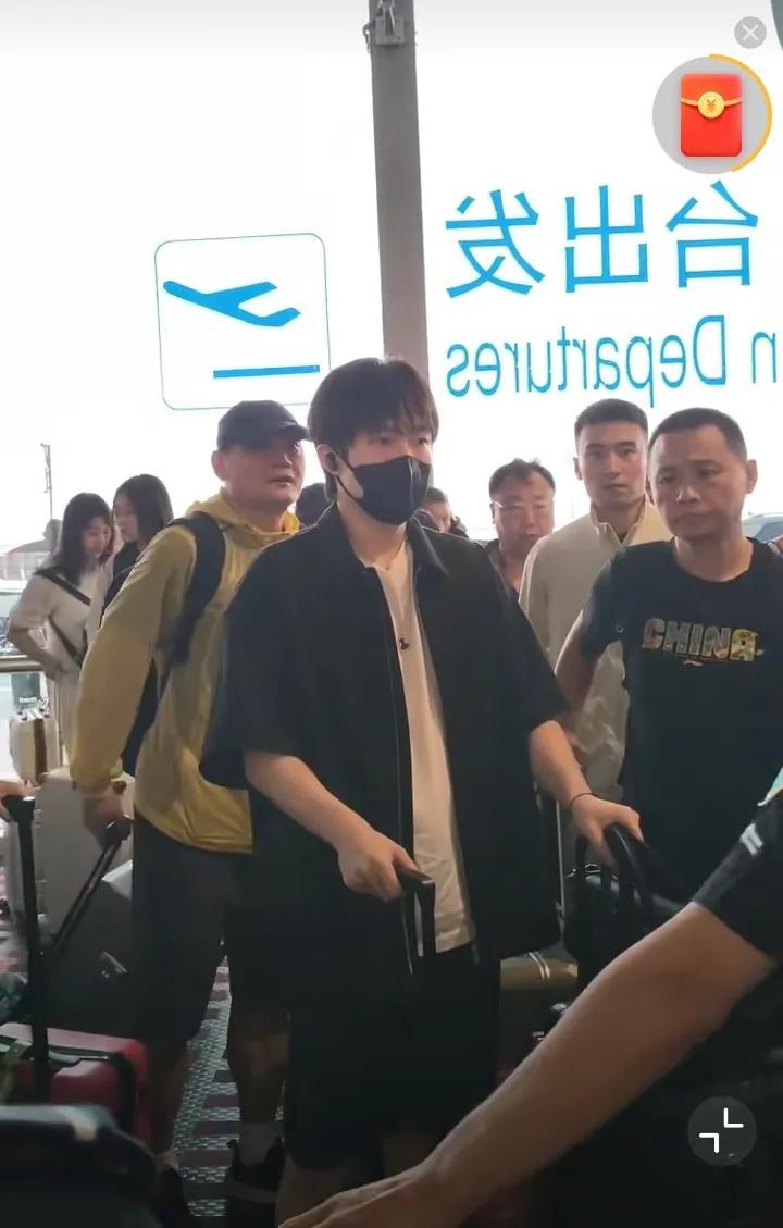 国乒启程出发横滨了[奋斗]！
今天上午八点零五分，国乒参加WTT冠军赛横滨站的选