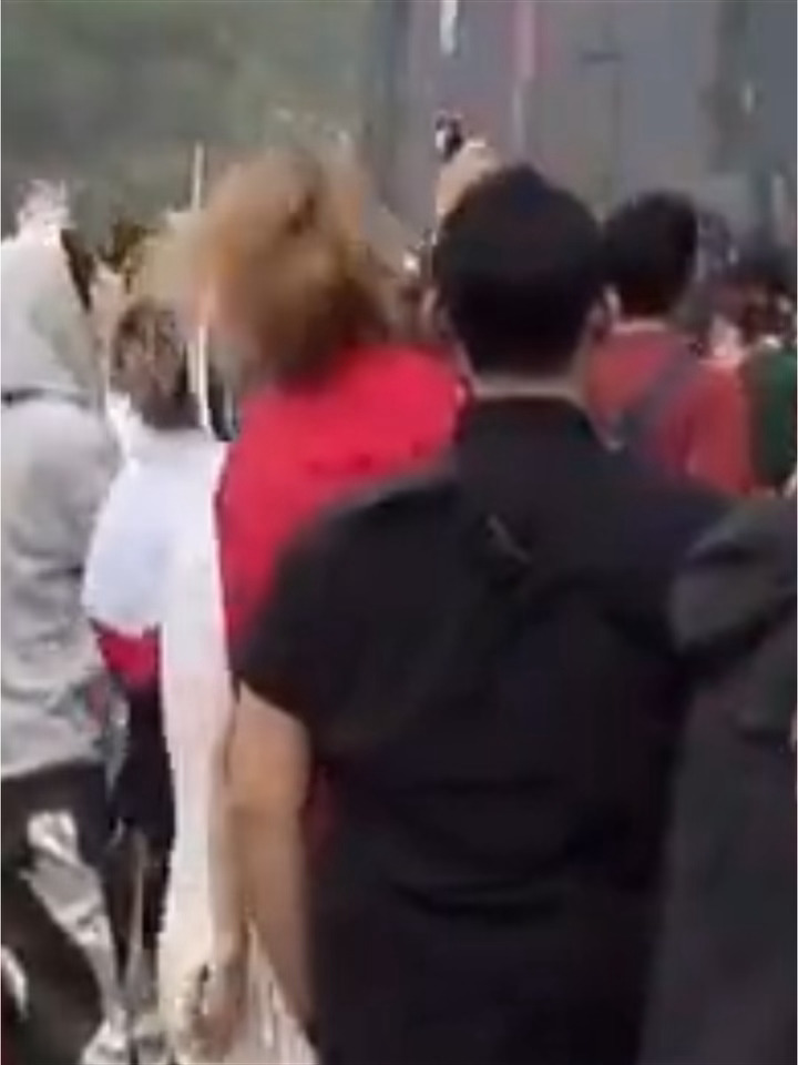 马子Lolla下班趣闻：颈子装马达腰上装电锯。 
