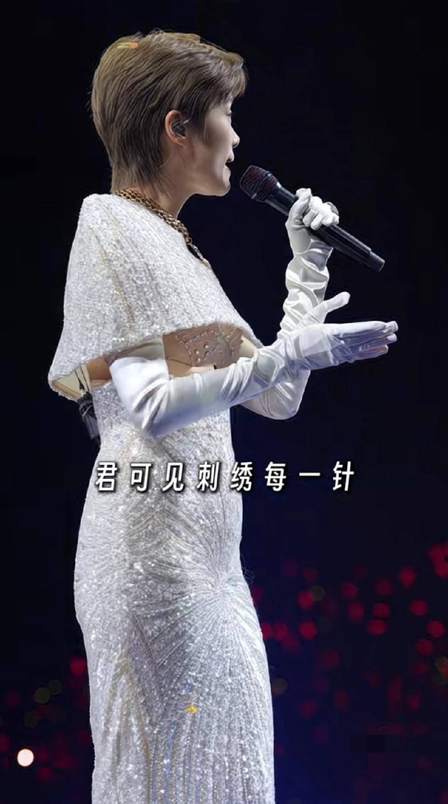 李宇春唱《蜀绣》，这身打扮和歌曲挺般配

复古且显身材，没想到她唱抒情的歌曲也这