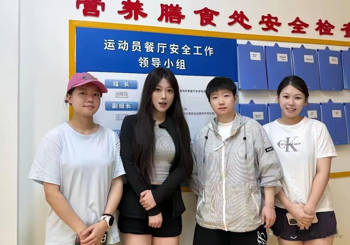 8月12日，新鲜出现的莎莎。
​看到莎莎出现，很开心，看背景应该是在体育总局食堂