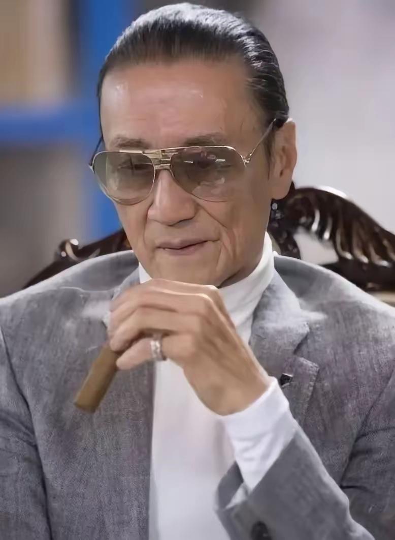 谢贤去世后，最难过的是谁？
他的前妻还是他的儿女？
他的第一任妻子甄珍得知这个消