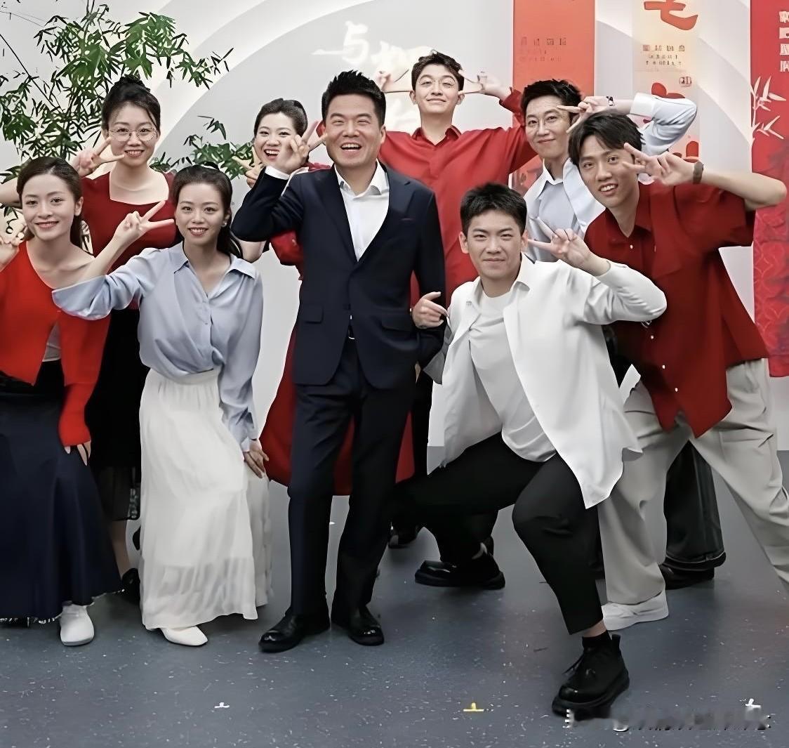 最近总有人说，“与辉同行”直播间人数下滑了，人气大不如前。透过现象看本质，现在的