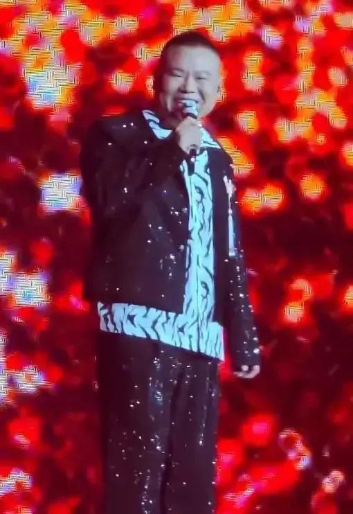 岳云鹏大抵以后不会再开演唱会了。网红竹马课代表发视频吐槽岳云鹏的演唱会，称其是工