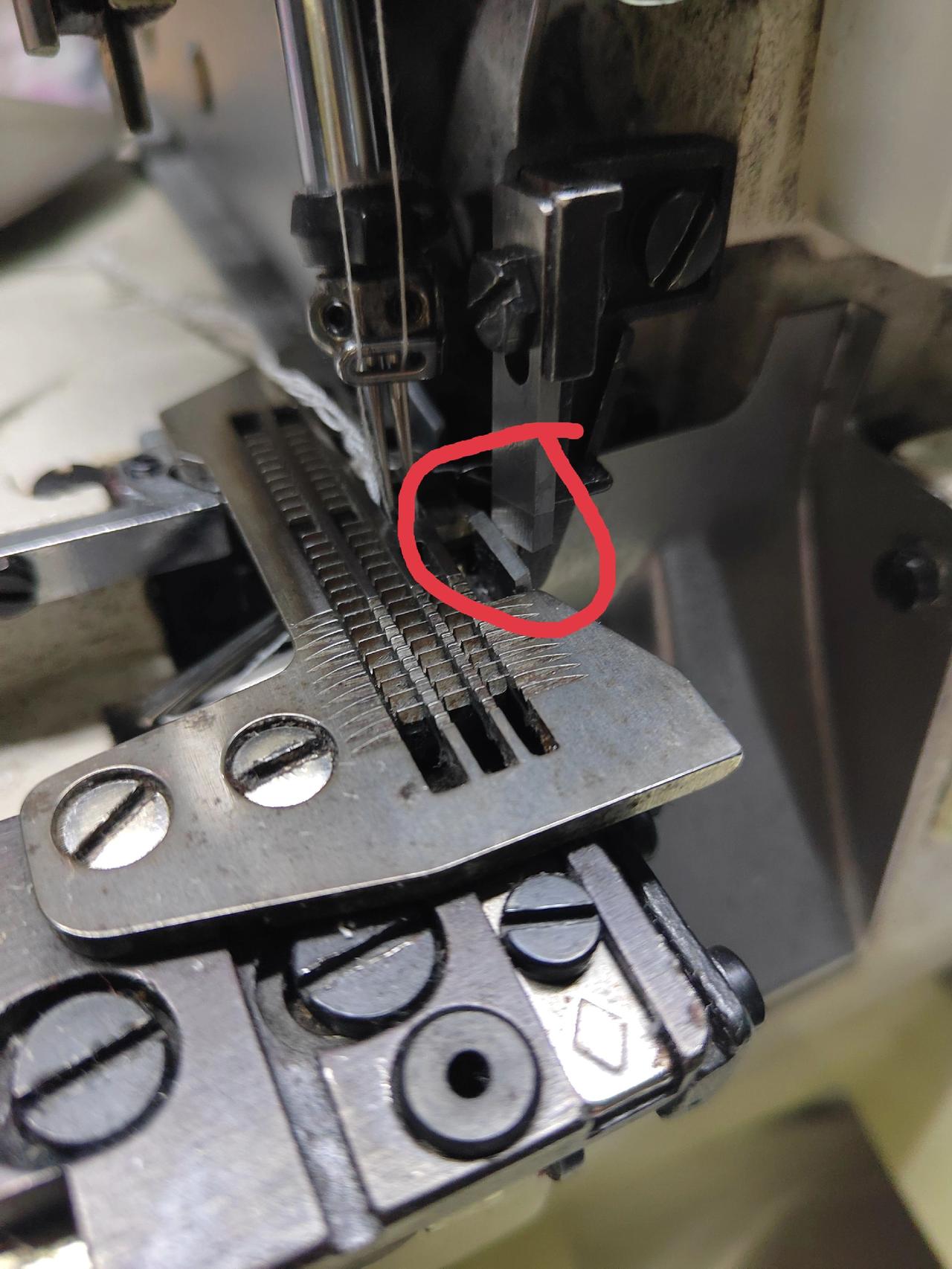 上下刀片不吻合 差1mm 拆了上盖 拆了6角螺丝还是没把刀架放下来 看来还得拆另