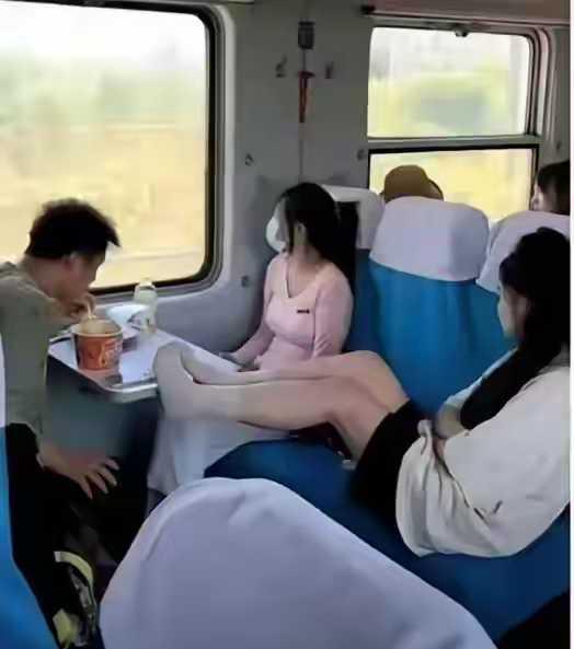 这哥们是不是这样吃得更香了[笑哭]，但不得不说把脚搭到桌子上的女子很不厚道，公共