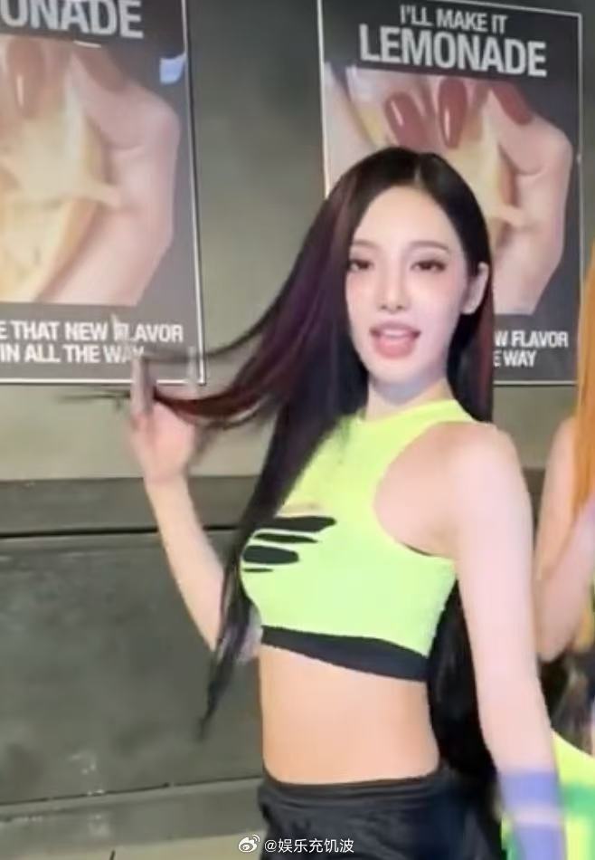 宁艺卓红色挑染宁艺卓红色挑染好美！宁艺卓红色挑染造型
