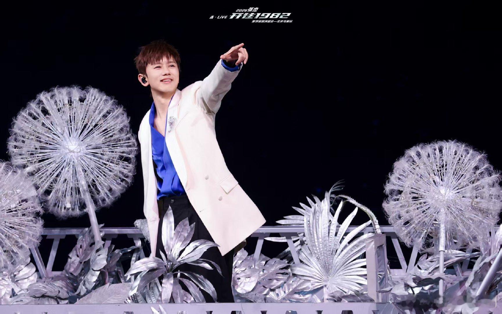 张杰给鸟巢造了星空顶 今生今世遇星空，年轻的战场见光芒，张杰鸟巢星空顶太震撼 