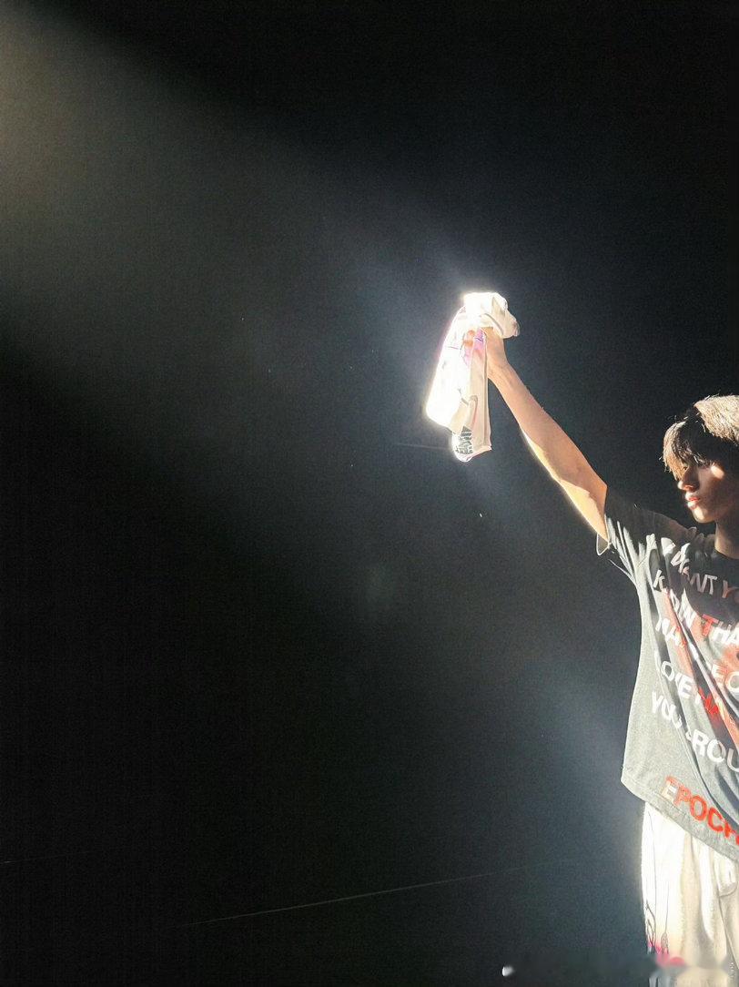 朱志鑫结束彩排就来找粉丝了朱志鑫说热的想去游泳 彩排一结束就马不停蹄奔向粉丝，朱