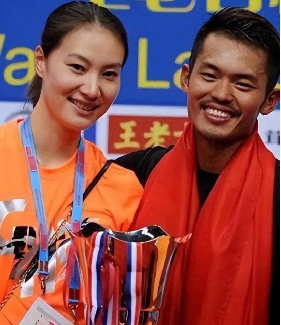 2016年，林丹在妻子谢杏芳怀孕期间，出轨了长腿嫩模赵雅淇，两人在酒店走廊拥抱，