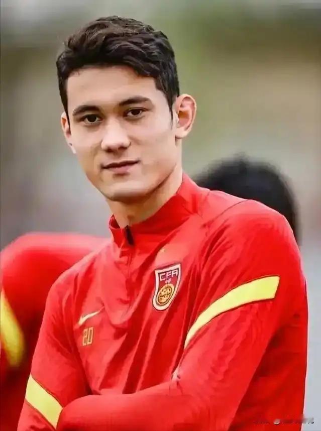 20岁的拜合拉木，拿到国足奖金，没买跑车，没买名表，扭头就给他哥在伊犁付了套房子