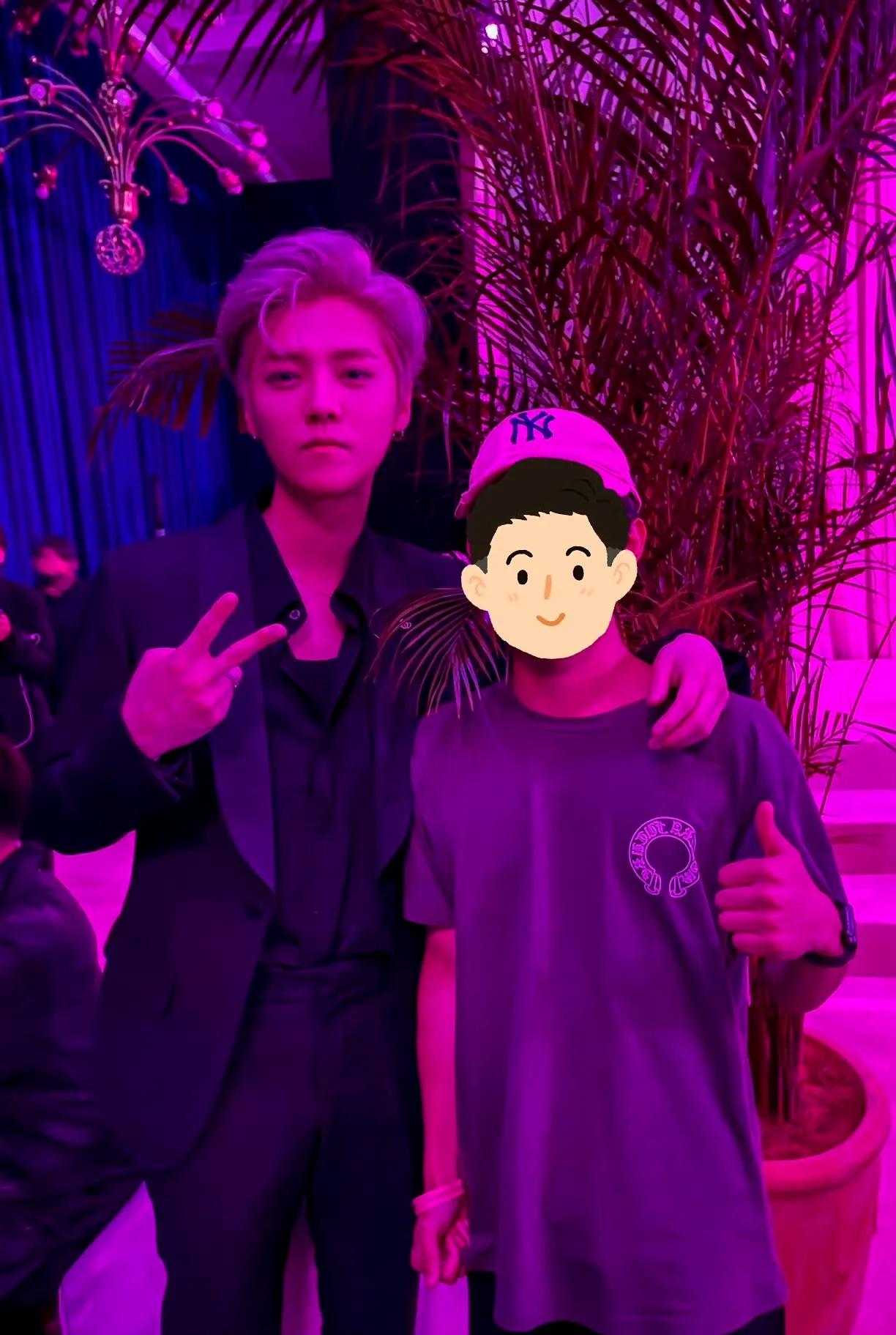 那张压箱底的合影藏了四年，如今晒出来仍在发烫。照片里他站在人群里，没刻意摆拍却自