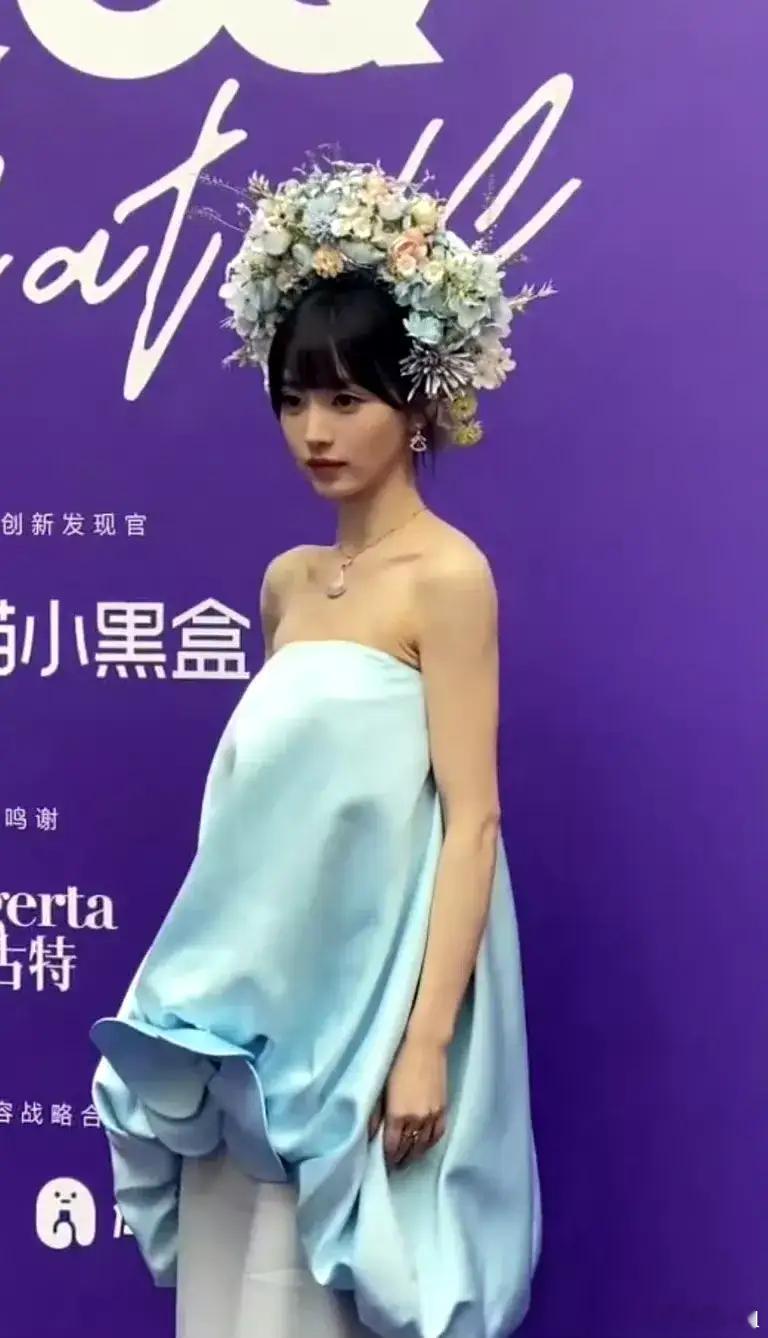 #田曦薇簪花少女#即使是美女，也有状态不佳的时候。好在她们都是实力派，下次一定能