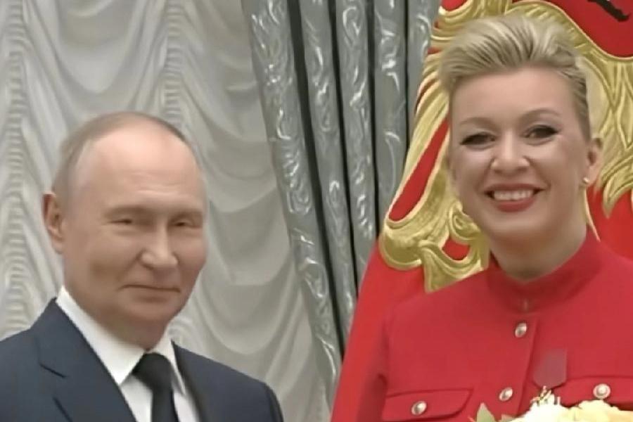 普京是懂女人的！为扎哈罗娃颁发祖国勋章，庆祝50岁生日，鲜花更是少不了，扎哈罗娃