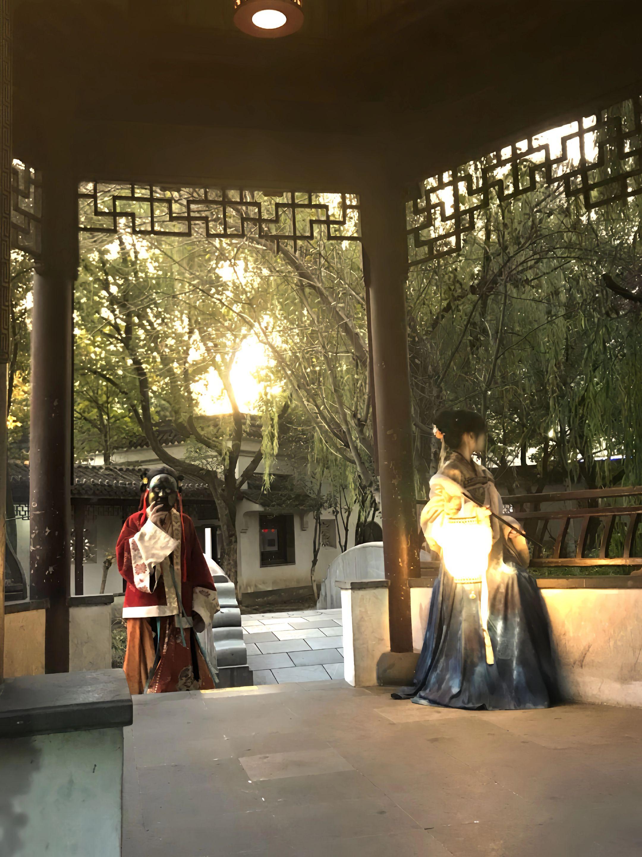 “谁在梳妆，惹来邻家少年郎”