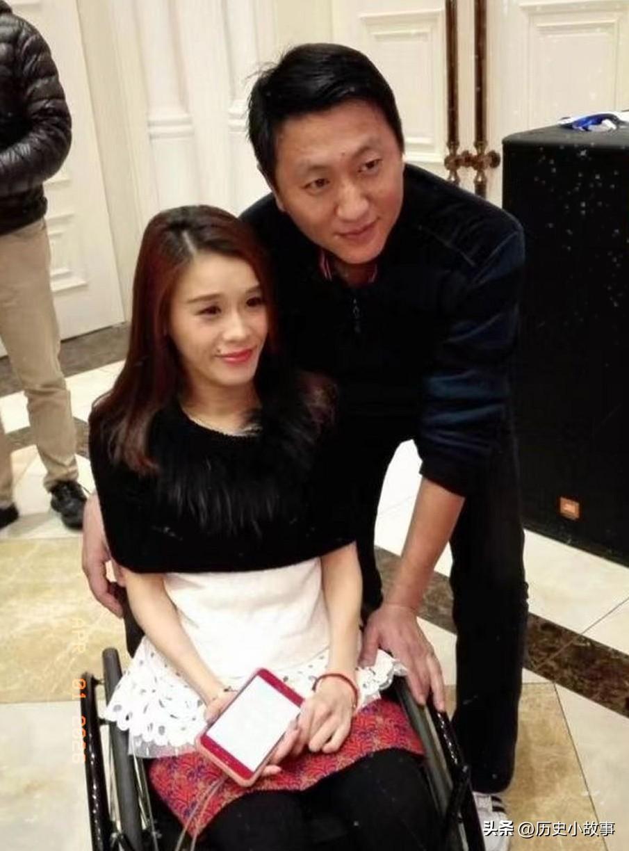 桑兰瘫痪27年了，生活完全依赖他人。喝水、吃饭、盖被子、穿衣服，全都要别人帮忙。