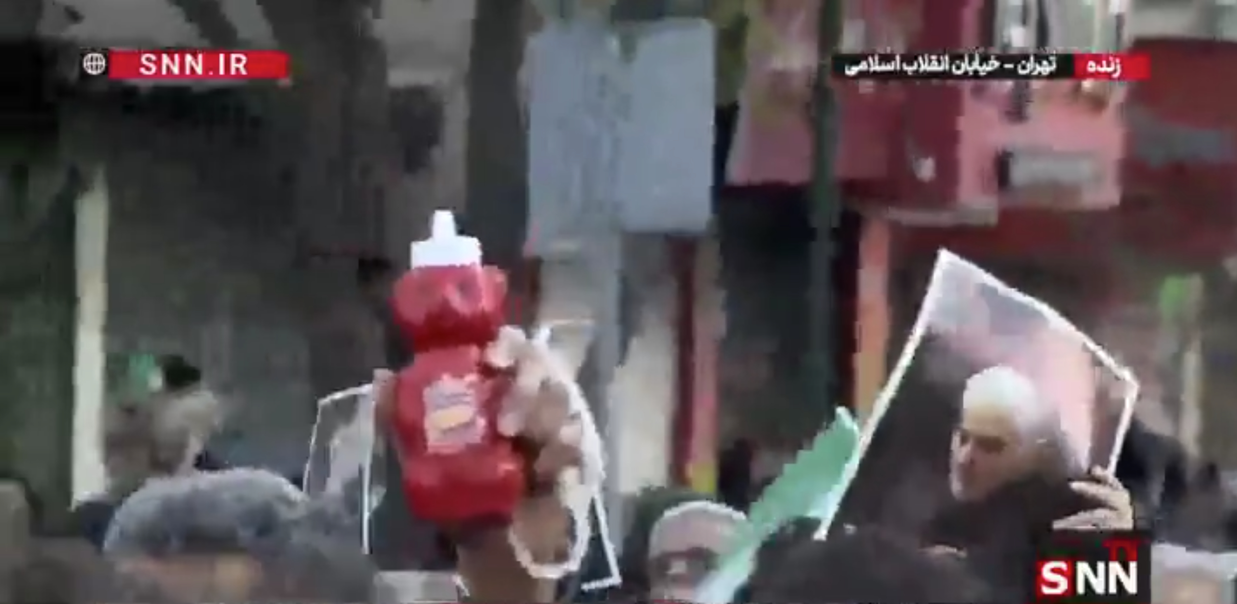 今天抗议者向小丑礼萨·巴列维投掷了番茄酱梗源是，伊朗人发现小巴列维相貌非常像伊朗