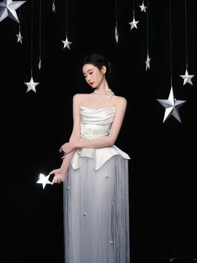 张艺凡在线等一个建议 投“戴”一票！张艺凡这顶流苏帽设计得太巧妙，既不会过分夸张