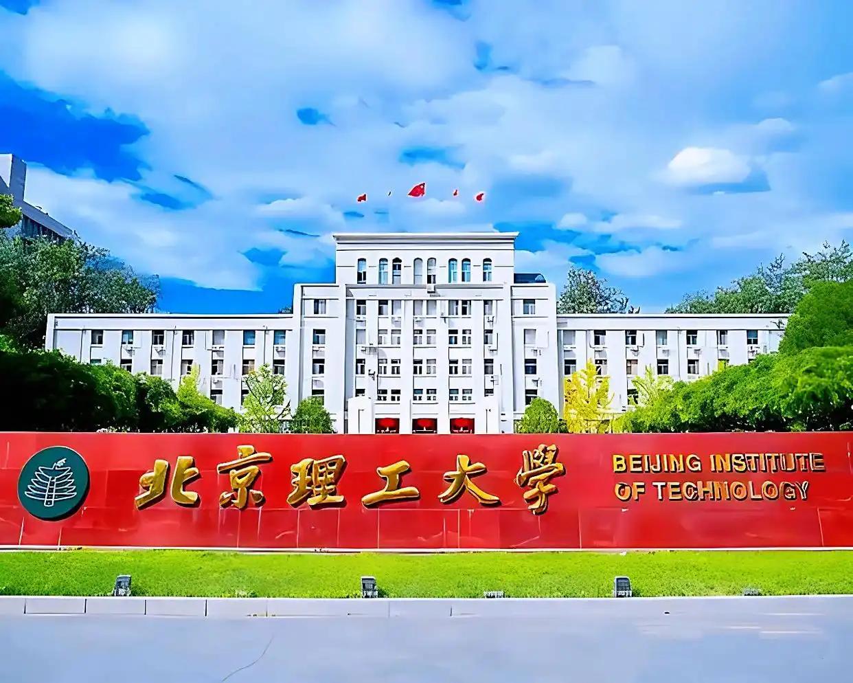 北理工把裴某给开了，无疑是开了个好头，师德问题必须零容忍。不过还是有人觉得不够，