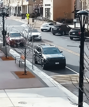 红白两车的司机，皆有可能没有“隔阂”。不过，黑车还是很无辜的。
白车司机显示技术