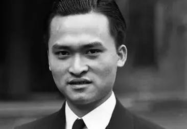 1942年，一个中国小伙掉入北大西洋，靠喝鸟血、吃鲨鱼撑了133天。一架路过的货