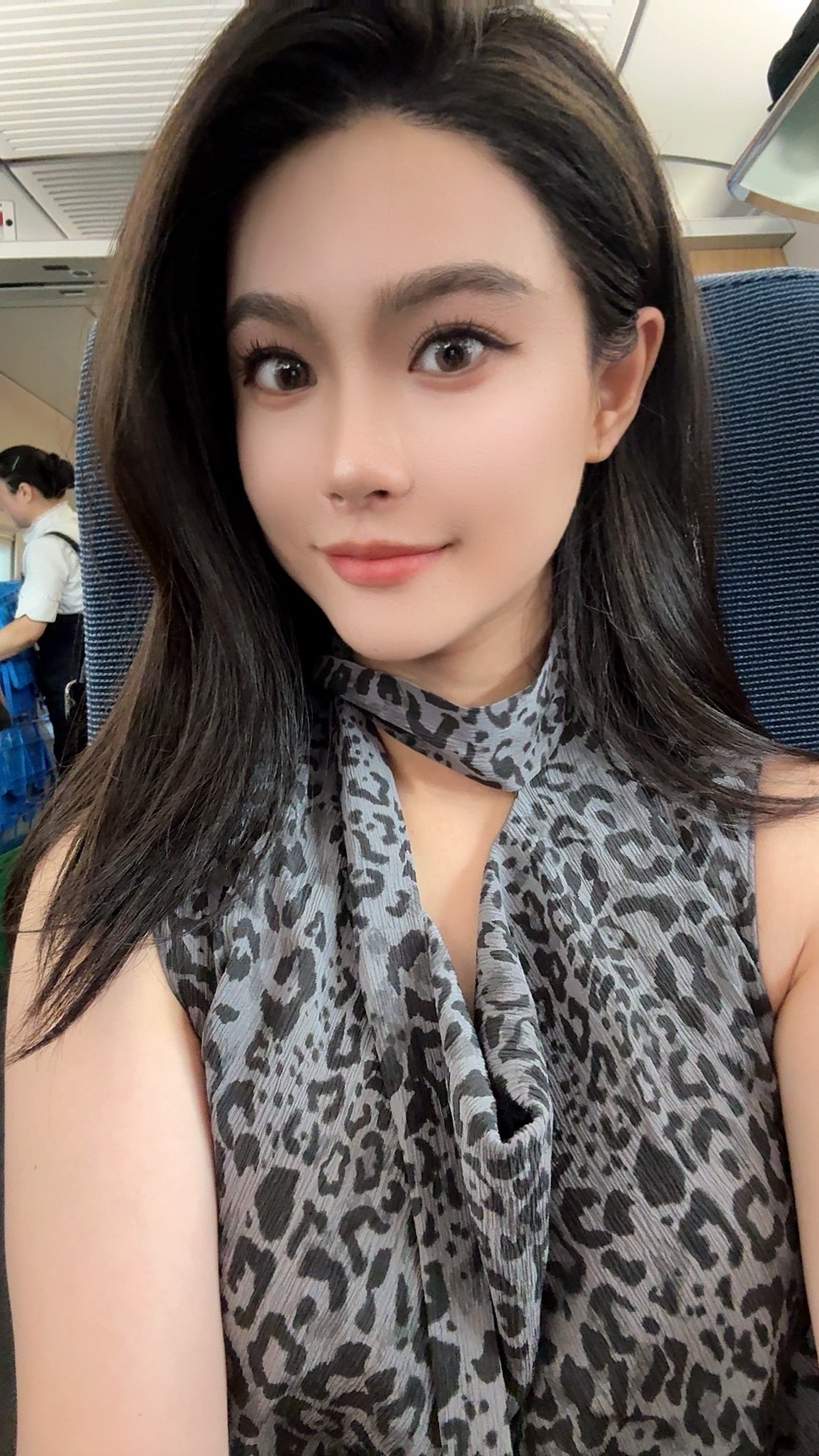 早[微风][微风][微风]高铁🚄去上海出差啦！夏天和豹纹适配度100分💯oo