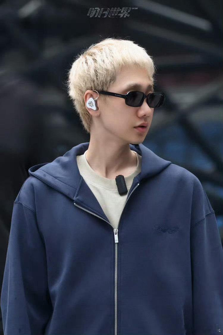 汪苏泷讲完烂段子就在那偷笑 汪苏泷讲完冷笑话自己先笑场，捂着嘴偷偷乐，全场粉丝都