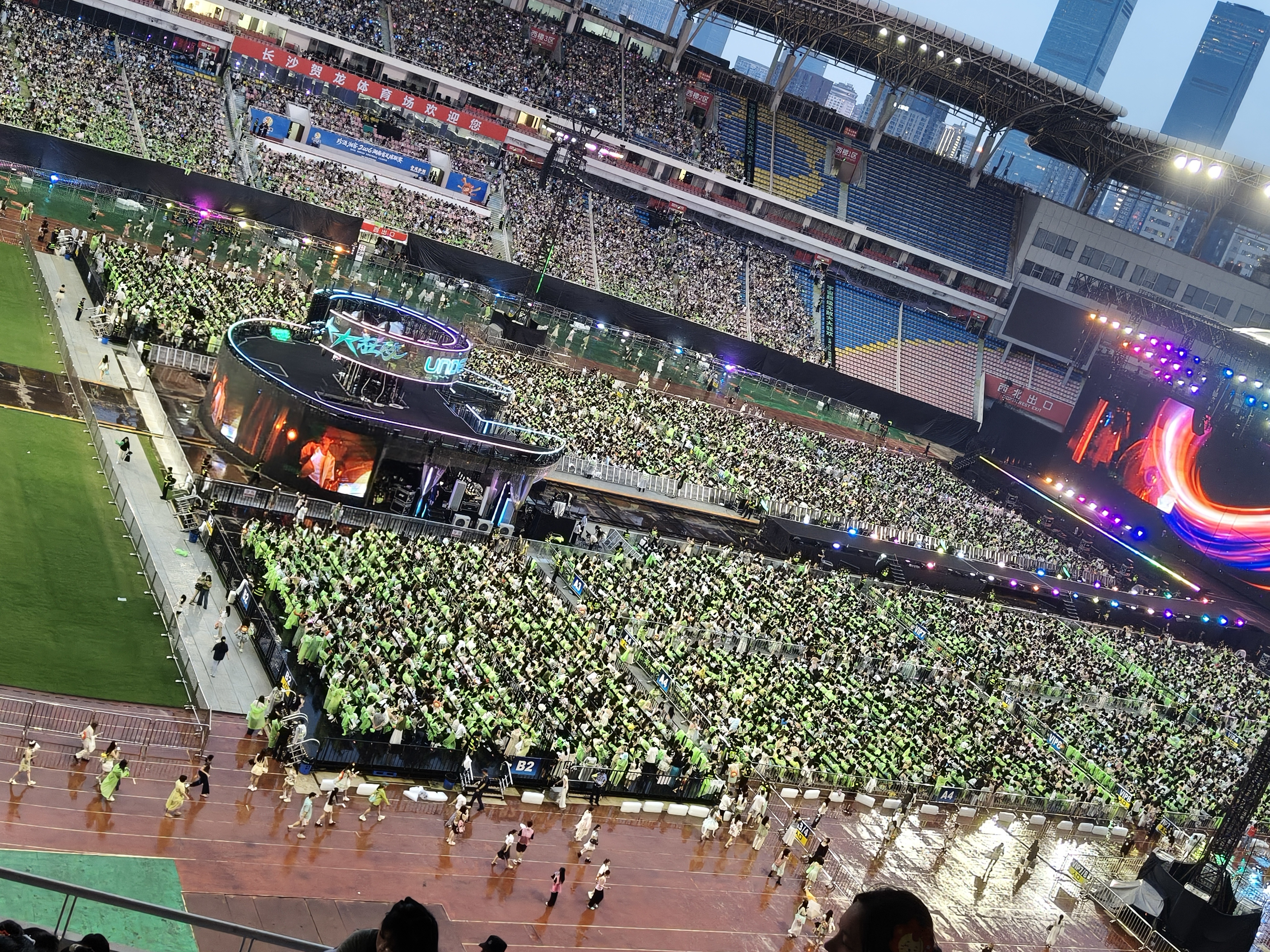 这是🎸吧？顶部○像831舞台王源宇宙超级无敌大大狂欢巡演共绘王源的狂欢轨迹