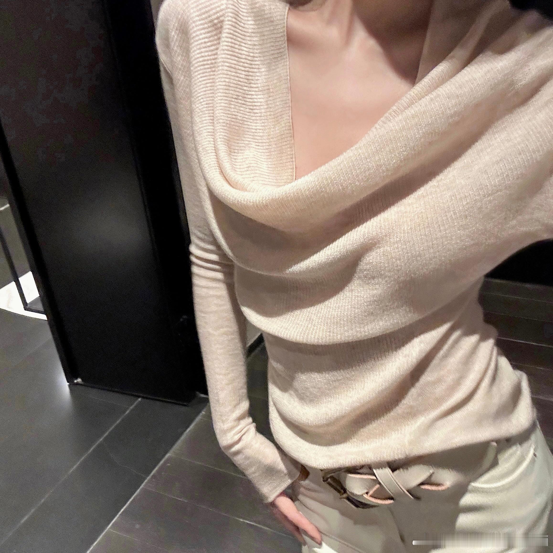 本期第一个推荐 荡领yyds！这款版型太绝了 特别显瘦！整体是微微宽松的 荡领部