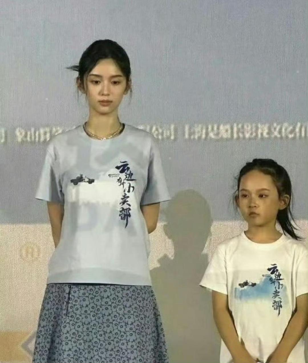 难怪女明星这么上镜这么美，周也的头竟然比一个七岁小女孩的头都要小很多。 