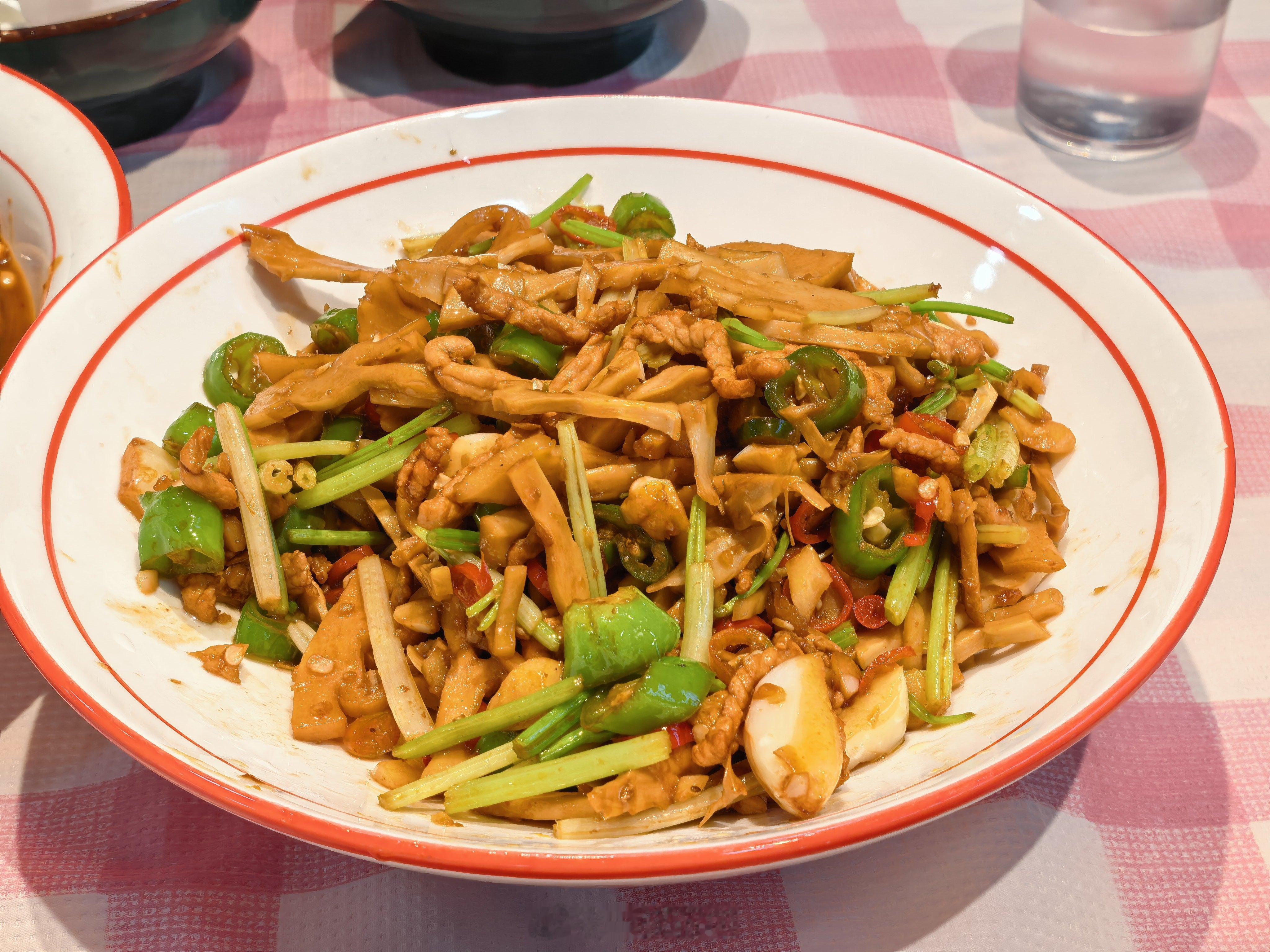 什么都阻挡不了我干饭的决心，江西小炒太好吃了，又多吃了两碗大米饭！ 
