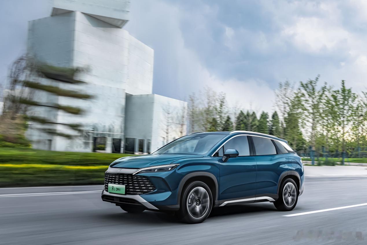 比亚迪的第五代DM基本可以直接等于爆款宋L上个月销量破万（上市只有一周），很多人