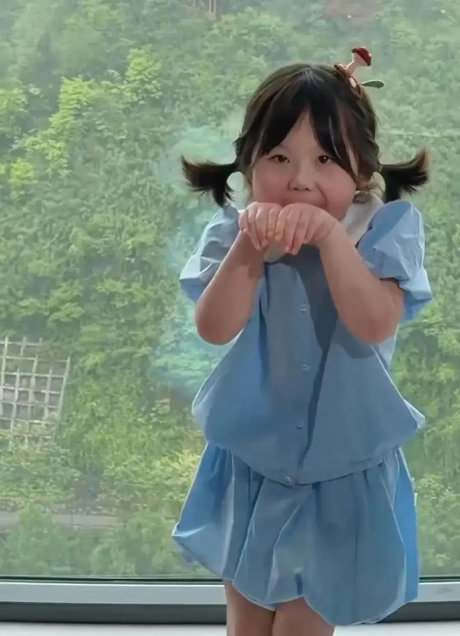 瑶一瑶妈在直播间说娃有多动症，举的例子是逛超市摸货架、对她做鬼脸。
我听完直接皱