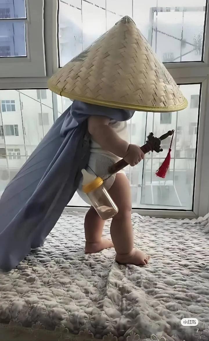 看到下图的第一反应——“复兴武侠从娃娃抓起！”嗯，么么哒！
“先给少侠满上。”—