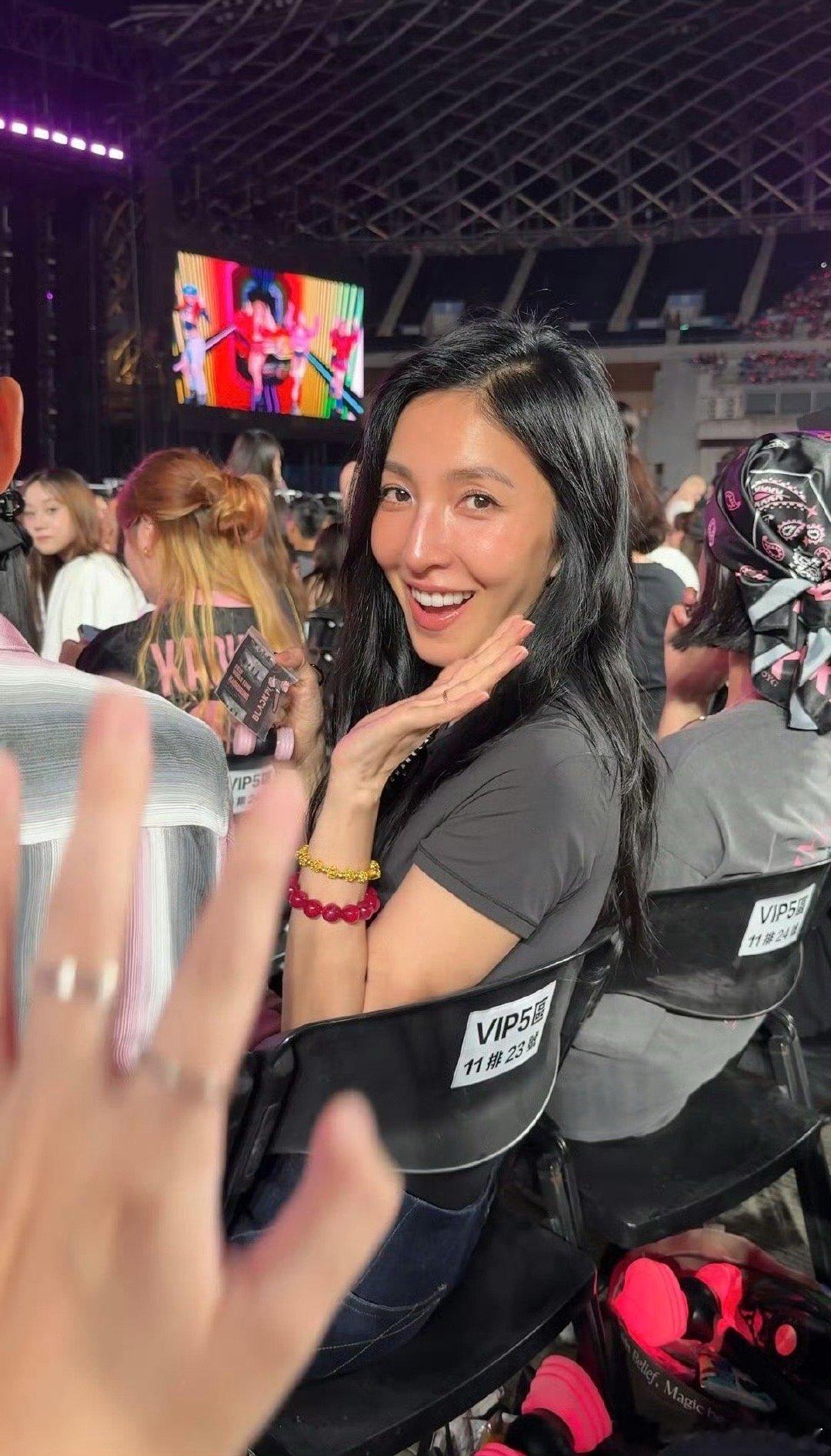杨谨华去看blackpink演唱会了杨谨华现身blackpink演唱会 好美哦～