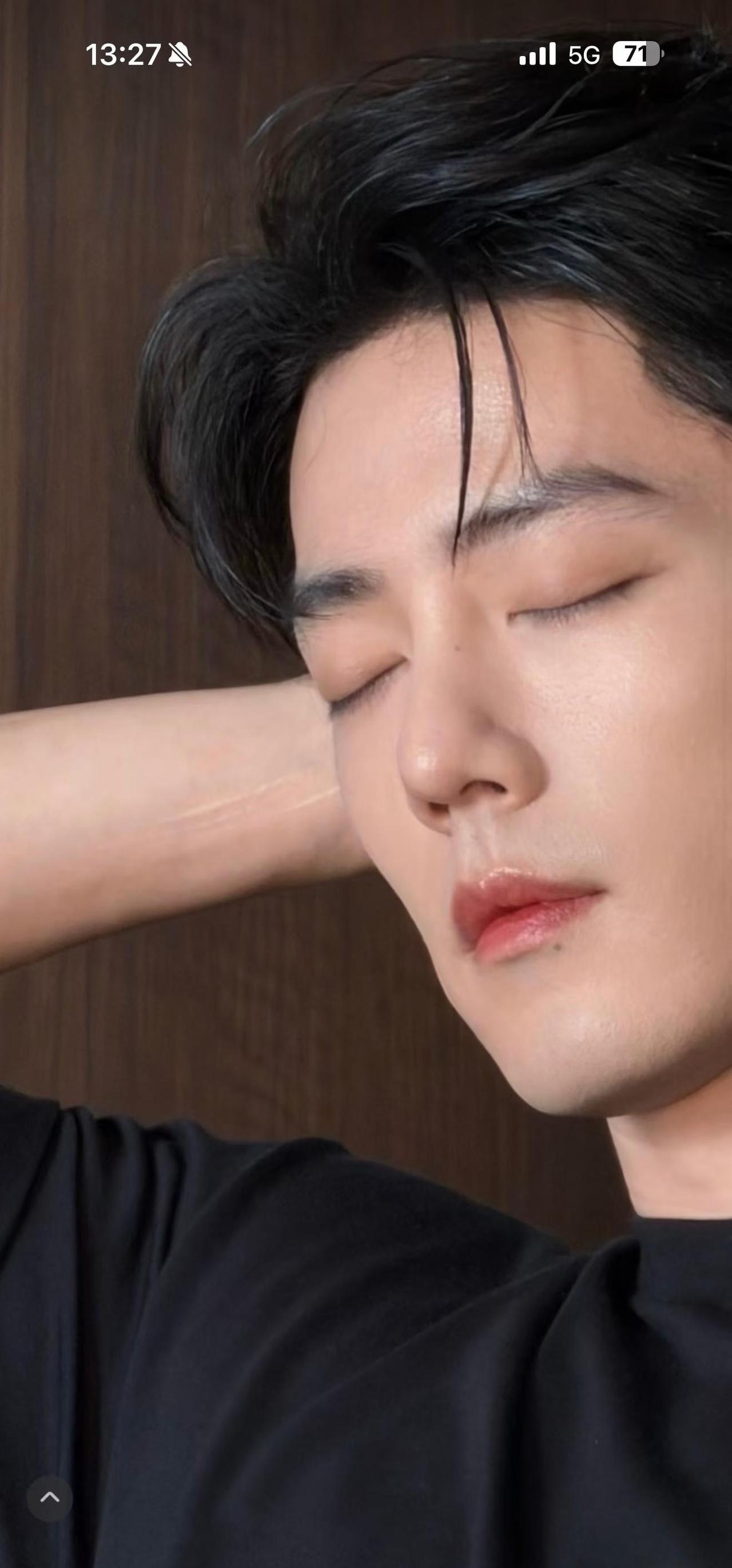 本想放大看脸，结果看到手臂的伤疤🥺
每次看到都会心疼[抽泣R]