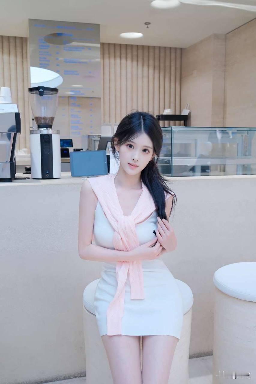 黑与白的温柔邂逅，她如初绽的花，在光影里静静诉说，美得让人心动又不舍。白裙少女写