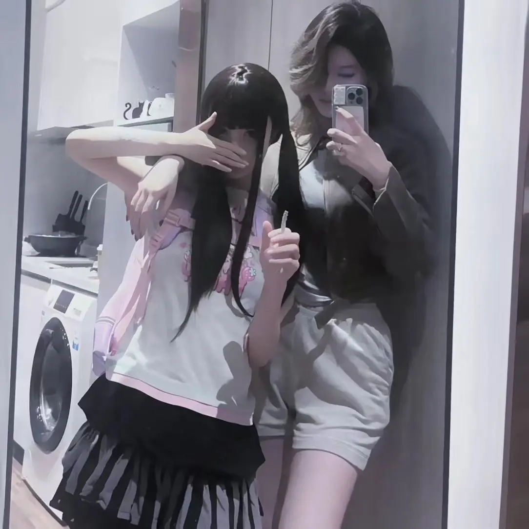 这无关性别，无关移情和自我满足，我爱上她的那个夜晚甚至没有月亮。