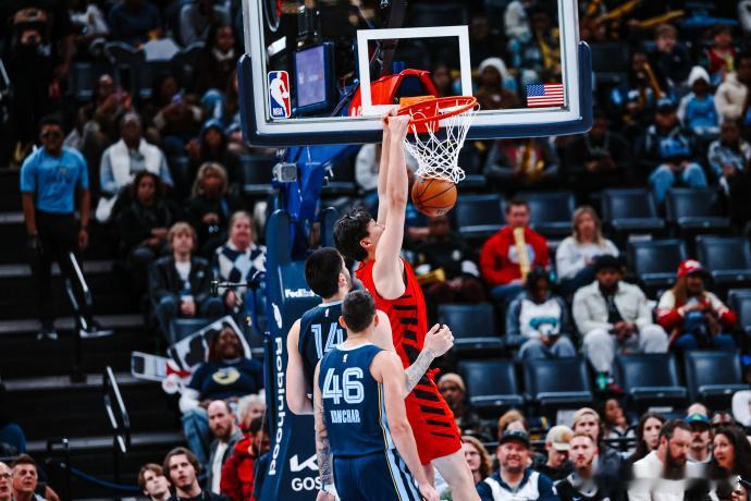 杨瀚森转身暴扣上半场其实表现的不太行，防守被狠狠点名，不过正负值还比较好看，总体