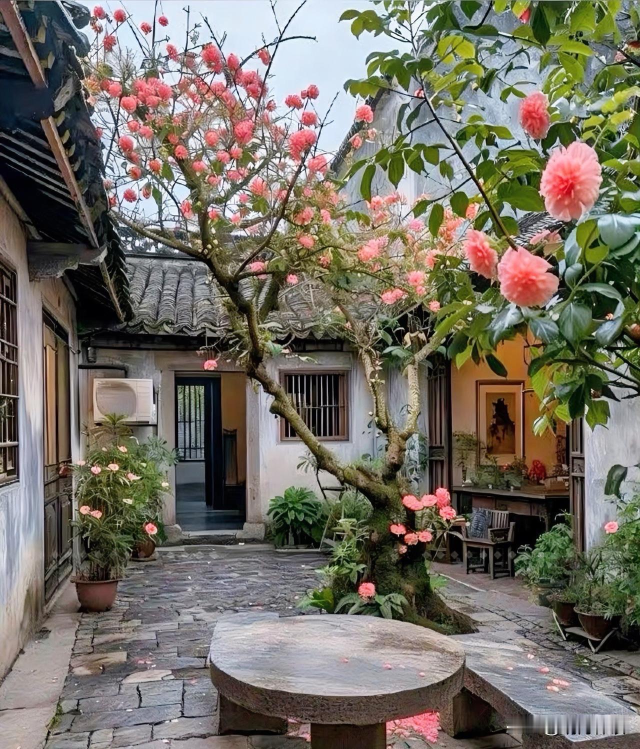 有人说得扎心：

"有钱时，你的脾气叫'个性'；没钱时，你的个性叫'脾气'。同一