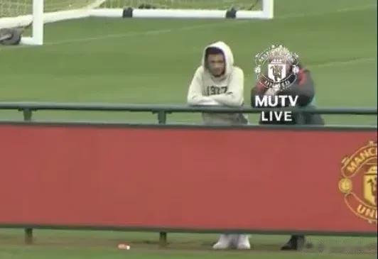 图评丨桑乔在卡灵顿观看曼联 U18 队比赛。