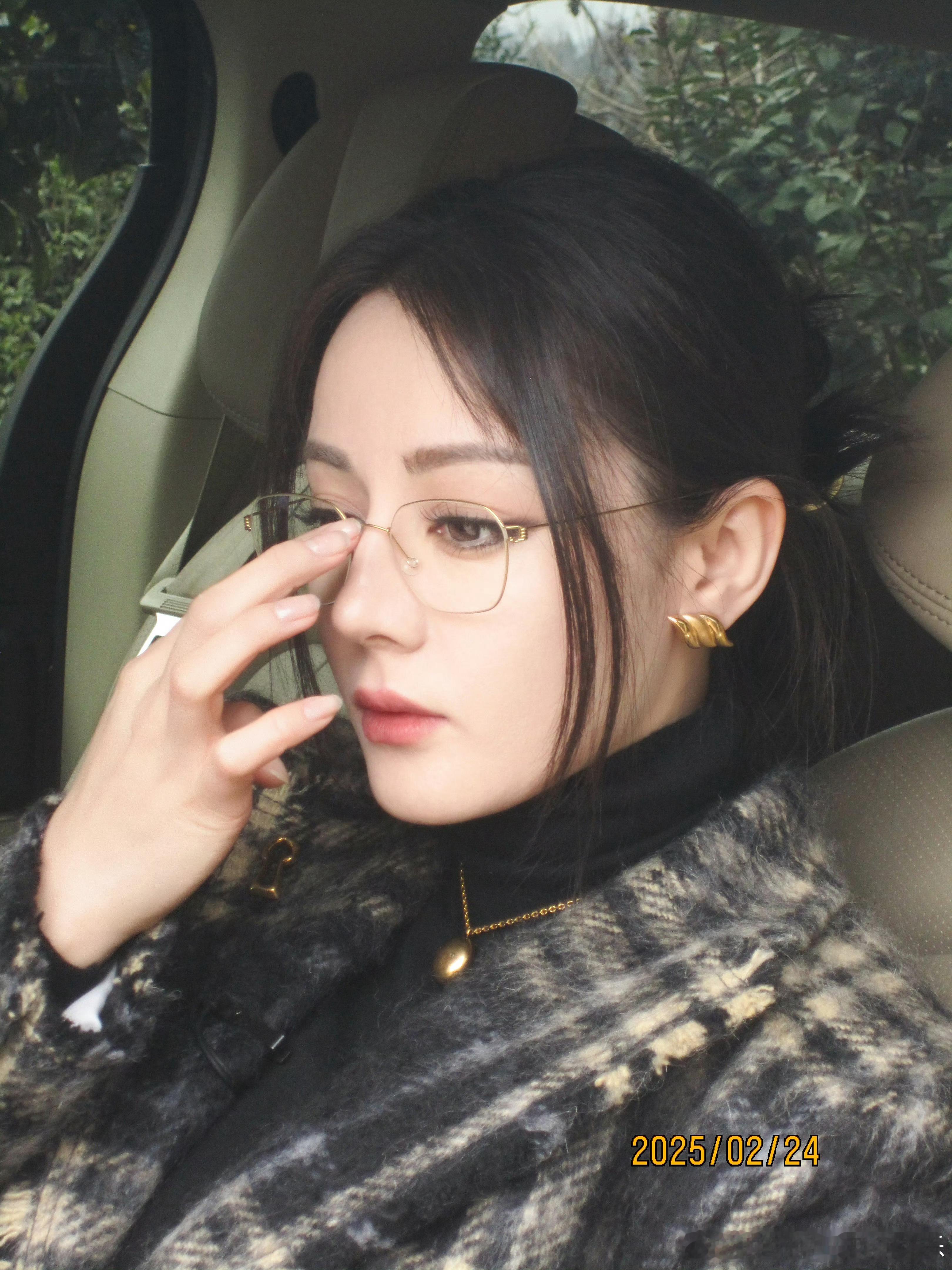迪丽热巴脚趾接大工程了 无人在意迪丽热巴扶眼镜的苏感吗[可怜][可怜]要昏倒了 