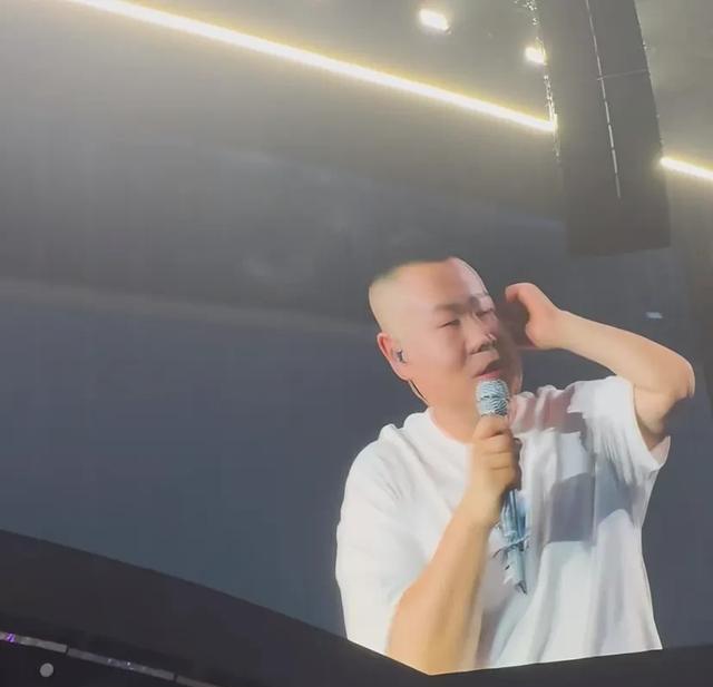 岳云鹏跨界开演唱会，黄晓明携表妹陈梦现身支持。兄妹俩坐在台下，陈梦起初未察觉镜头