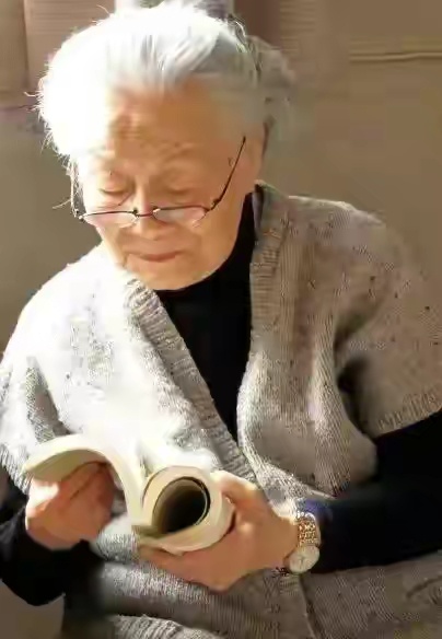 没有谁，生来就是坚强的，在岁月的苦难里，每个人都是一步一脚泥走过来的走得多了，人