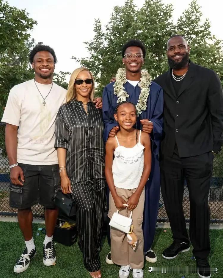 詹姆斯退役年限确定！！！！一切等小儿子布莱斯进入NBA后。