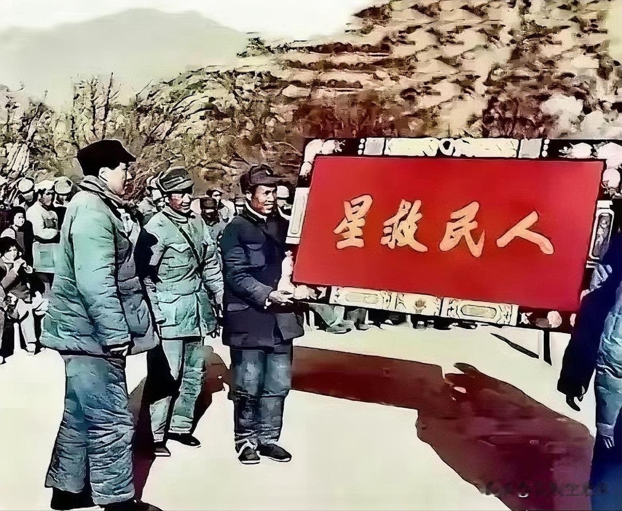 延安人民对毛主席的感情，源于他与百姓的同甘共苦，他与军民同住窑洞、共同开垦荒地，