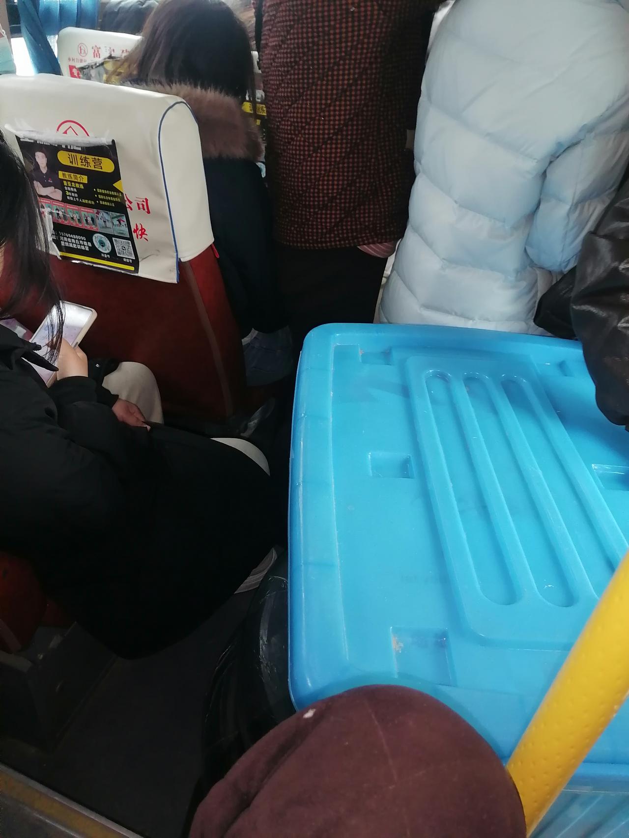 平时空荡荡的公交车，到了周五 学生回家，那公家车，晚了比半个小时，把人可劲往里塞