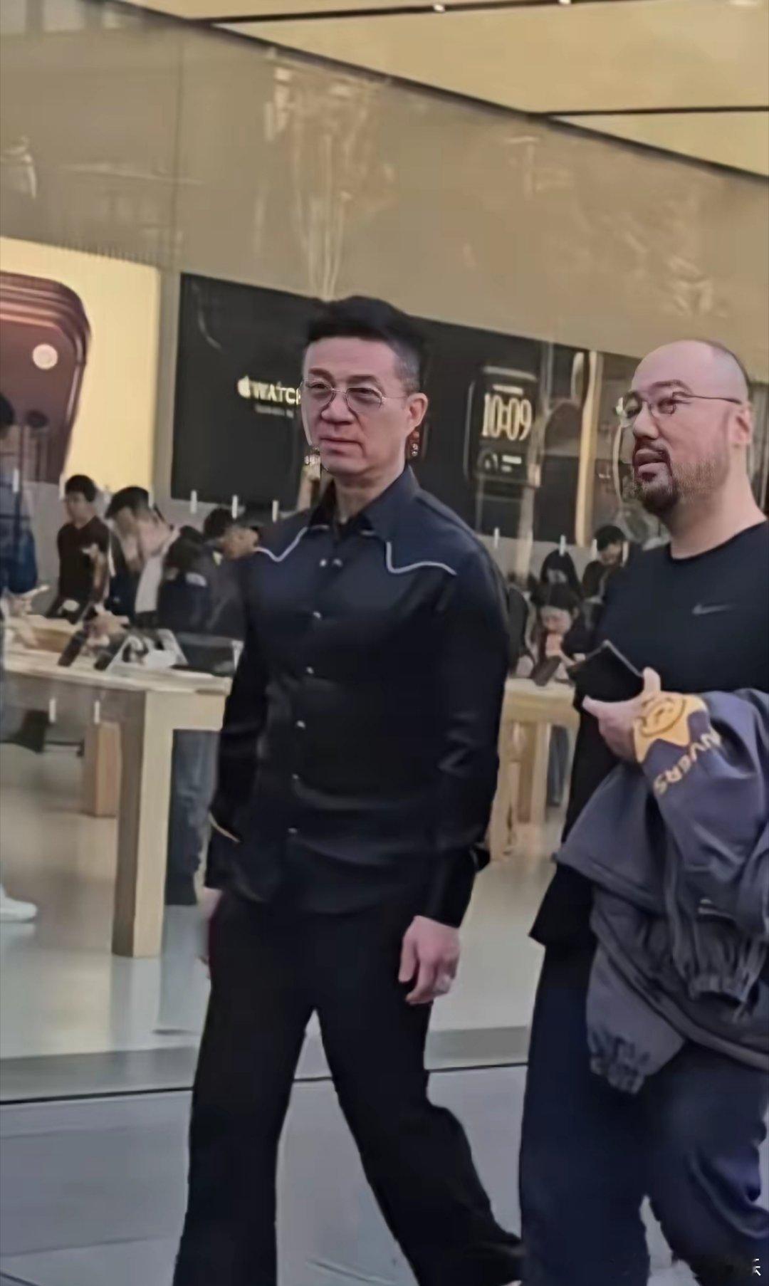 小S的丈夫许雅钧被网友偶遇了！大家有没有发现？如今许雅钧到大陆这边向来独来独往，