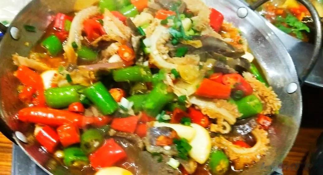 湖南的辣到底是什么感觉？
湖南的辣是纯天然的辣味和其它食材结合不加其它的辅料。吃